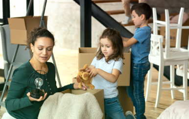 Señora desempacando con 2 niños