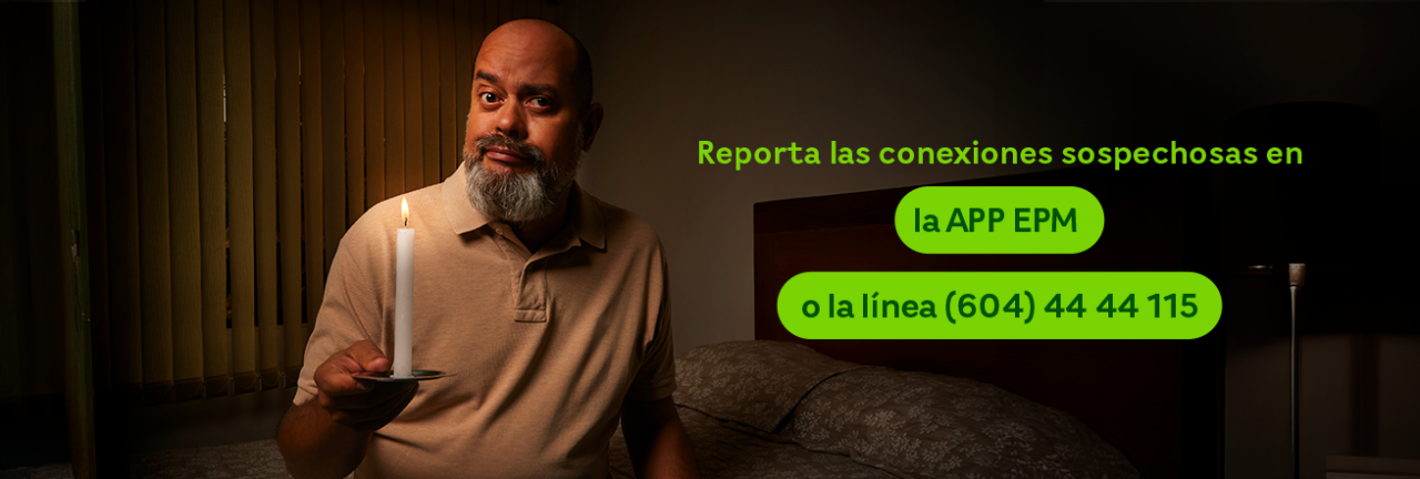 Hombre con una vela en la mano alumbrando en la oscuridad de su habitación