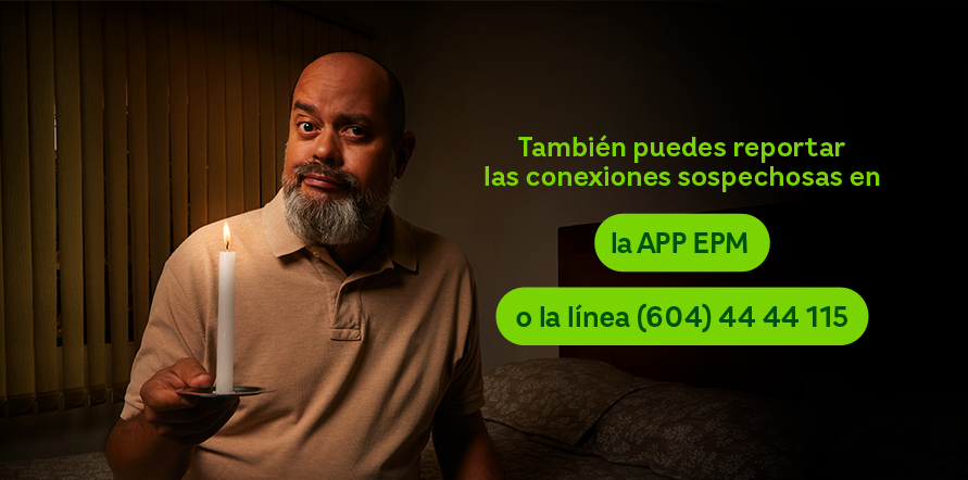 Hombre con una vela en la mano alumbrando en la oscuridad de su habitación