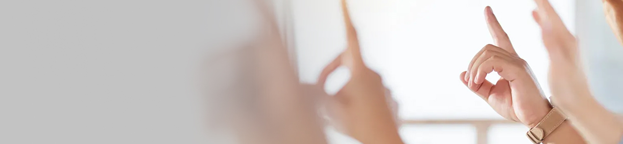 Primer plano de una mano arriba solicitando permiso para hablar