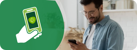Hombre sonriente usando un teléfono móvil, junto a un ícono de mano sosteniendo un celular
