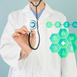 Médico con bata blanca sostiene estetoscopio frente a íconos digitales de salud