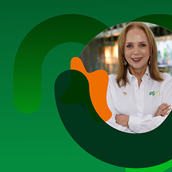 Mujer profesional con camisa corporativa de EPM sonríe con brazos cruzados, sobre fondo institucional verde con diseño gráfico moderno