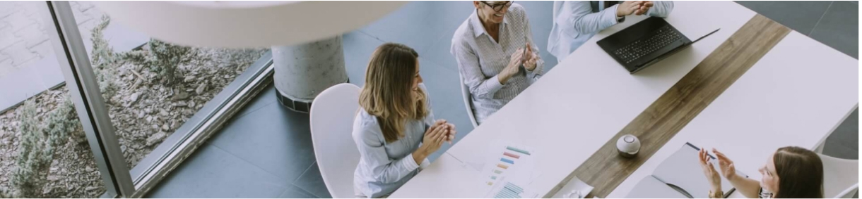 Acceso informativo sobre ofertas de empleo. Incluye una imagen de personas en una reunión de trabajo alrededor de una mesa con una computadora y documentos. Acceso informativo sobre ofertas de empleo. Incluye una imagen de personas en una reunión de trabajo alrededor de una mesa con una computadora y documentos.