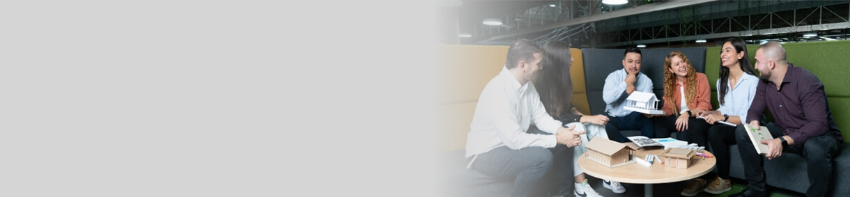 Trabajadores de EPM conversan y comparten ideas en sala moderna de trabajo