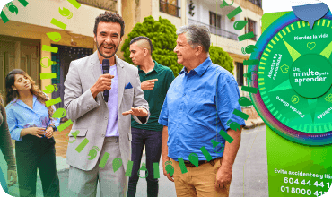 Imagen de presentador con micrófono interactúa con un hombre mayor en la calle, mientras otras personas observan. A la derecha, una ruleta verde con el título "Un minuto para aprender" y mensajes sobre el uso seguro de los servicios.