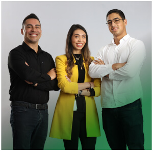 Personas posando para la foto