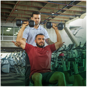 Persona haciendo ejercicio en un gimnasio