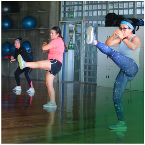 Mujeres haciendo aeróbicos  