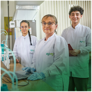 Trabajadores de EPM en un laboratorio