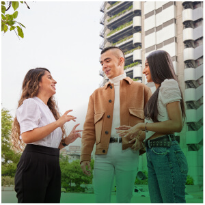 Personas conversando afuera del edificio inteligente de EPM
