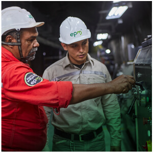 Trabajadores de EPM revisando una maquina