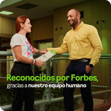 Persona recibiendo el reconocimiento por Forbes