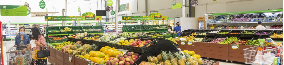 Zona de frutas y verduras frescas en supermercado con compradores eligiendo productos saludables