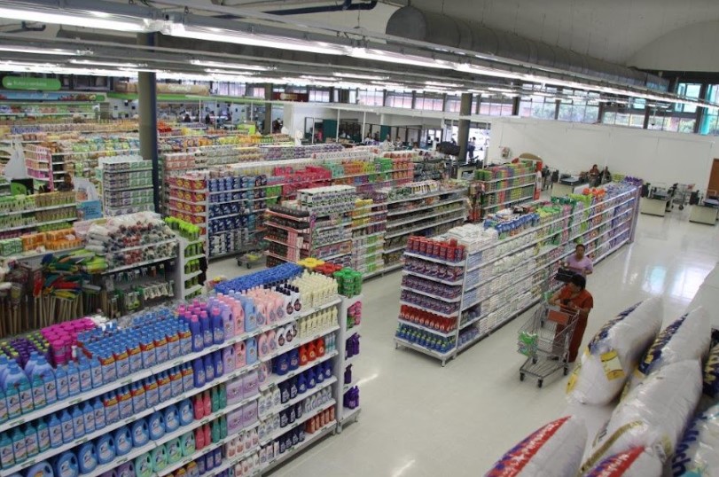 Pasillos de supermercado con productos de limpieza, higiene personal y hogar, vistos desde una vista aérea