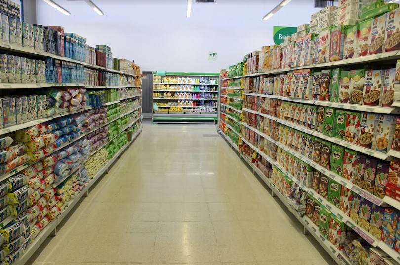 Vista de un pasillo de supermercado con productos de despensa
