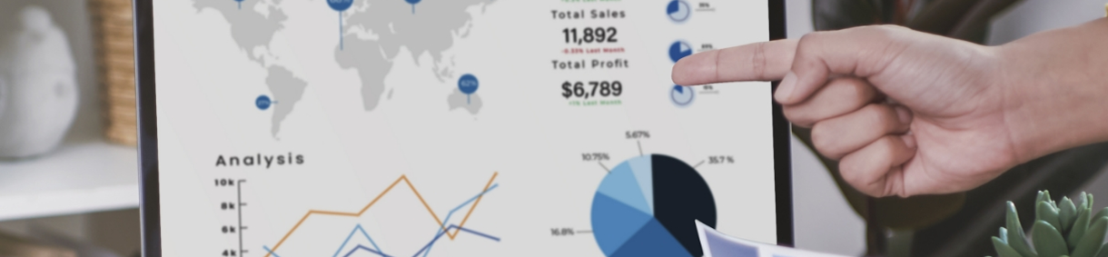Mano señalando una pantalla con gráficos financieros y datos de desempeño