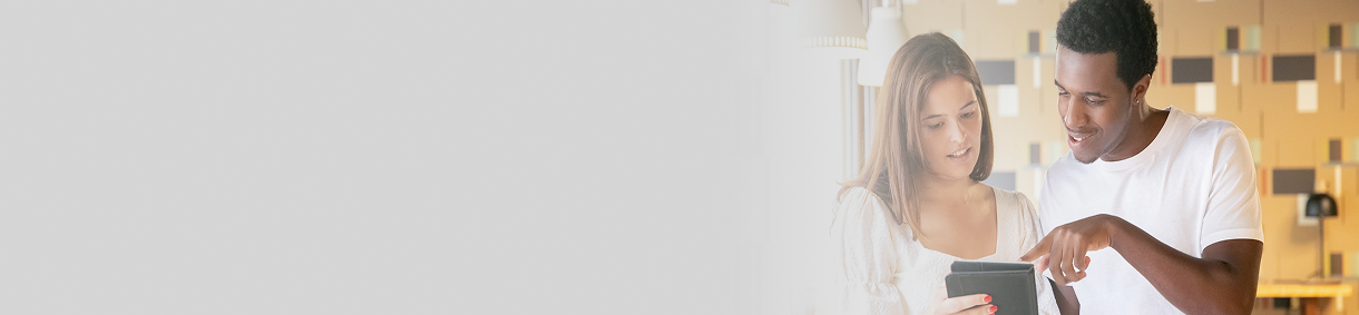 Dos personas observan una tableta digital