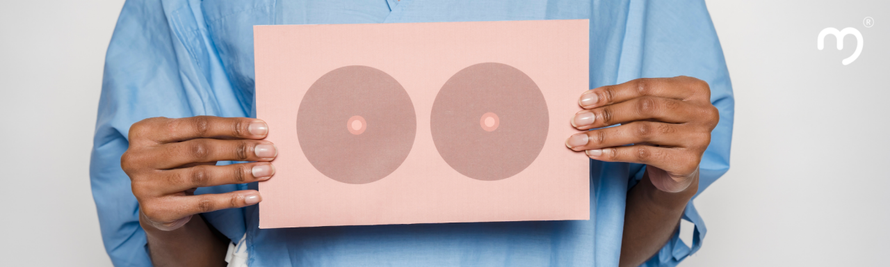 mujer sosteniendo cartelera que representan los senos