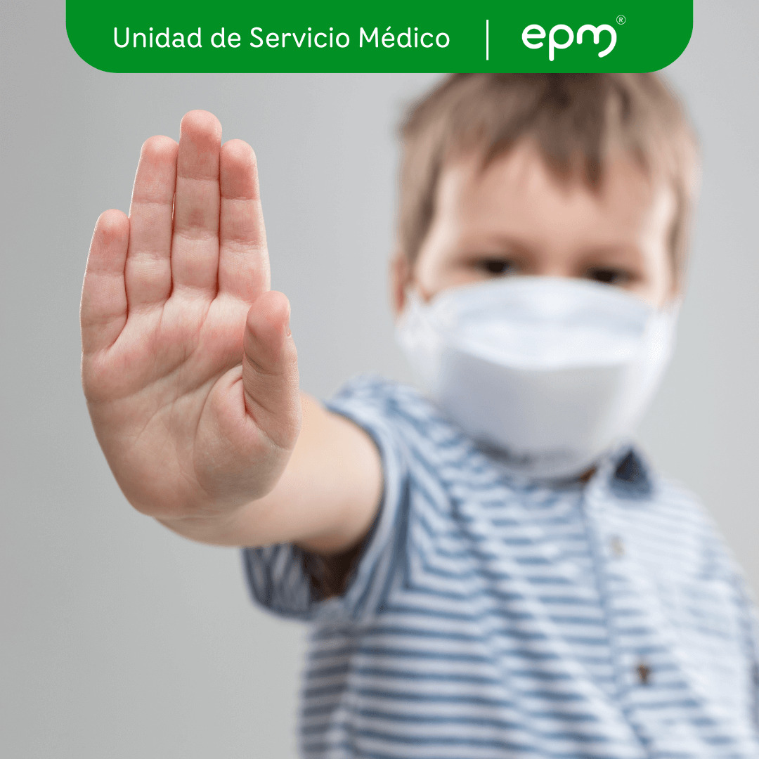 Niño con tapabocas y mano derecha levantada