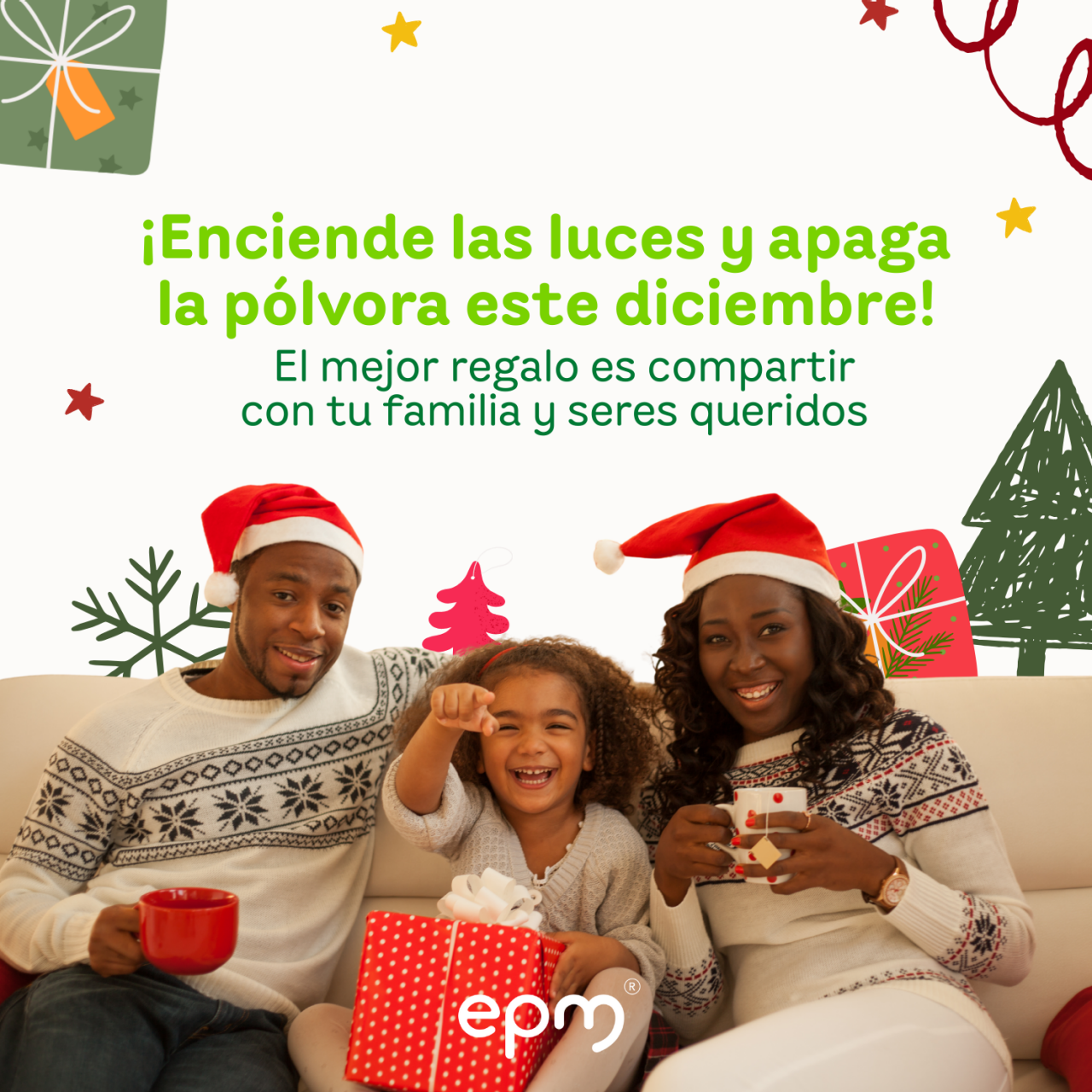Imagen con mensaje de prevención "Enciende las luces y apaga la pólvora este diciembre" El mejor regalo es compartir con tu familia y seres queridos, la imagen tiene una familia conformada por un papá, mamá e hija pequeña compartiendo una mañan de navidad con sueters y gorros de navidad.