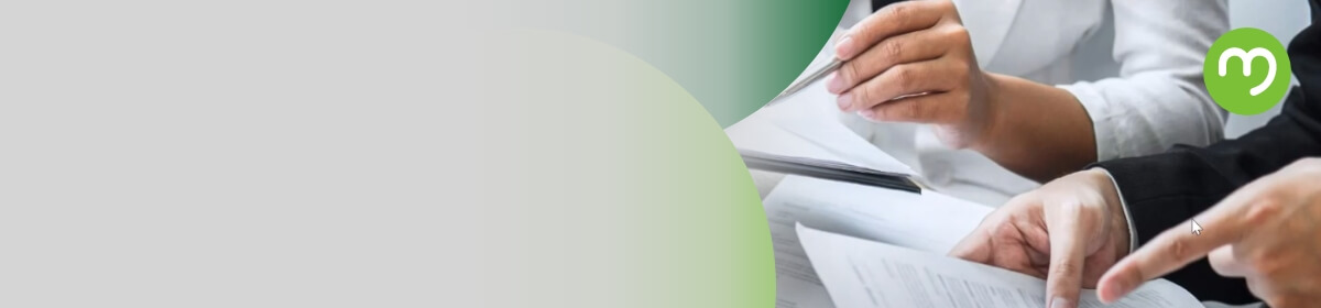 Dos personas trabajando y revisando unos documentos 