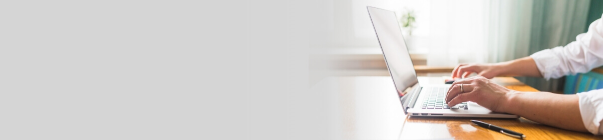 Persona usando una computadora