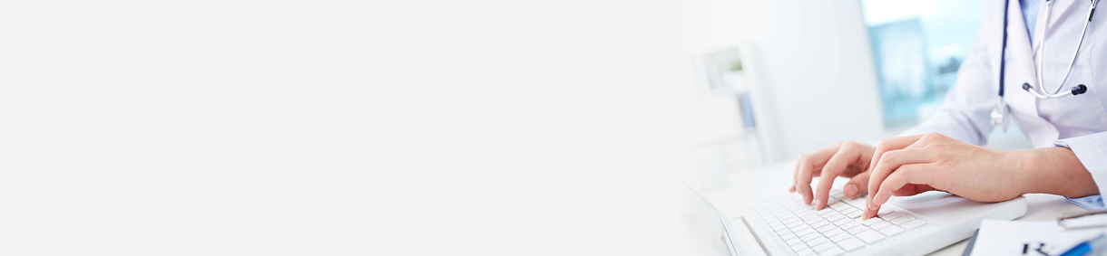 Persona con bata médica usando un computador portátil