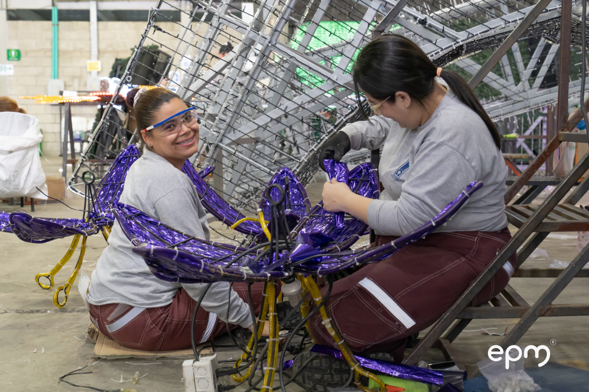 Fotografía de dos artesanas de epm haciendo el relleno de una figura de los alumbrados 2025
