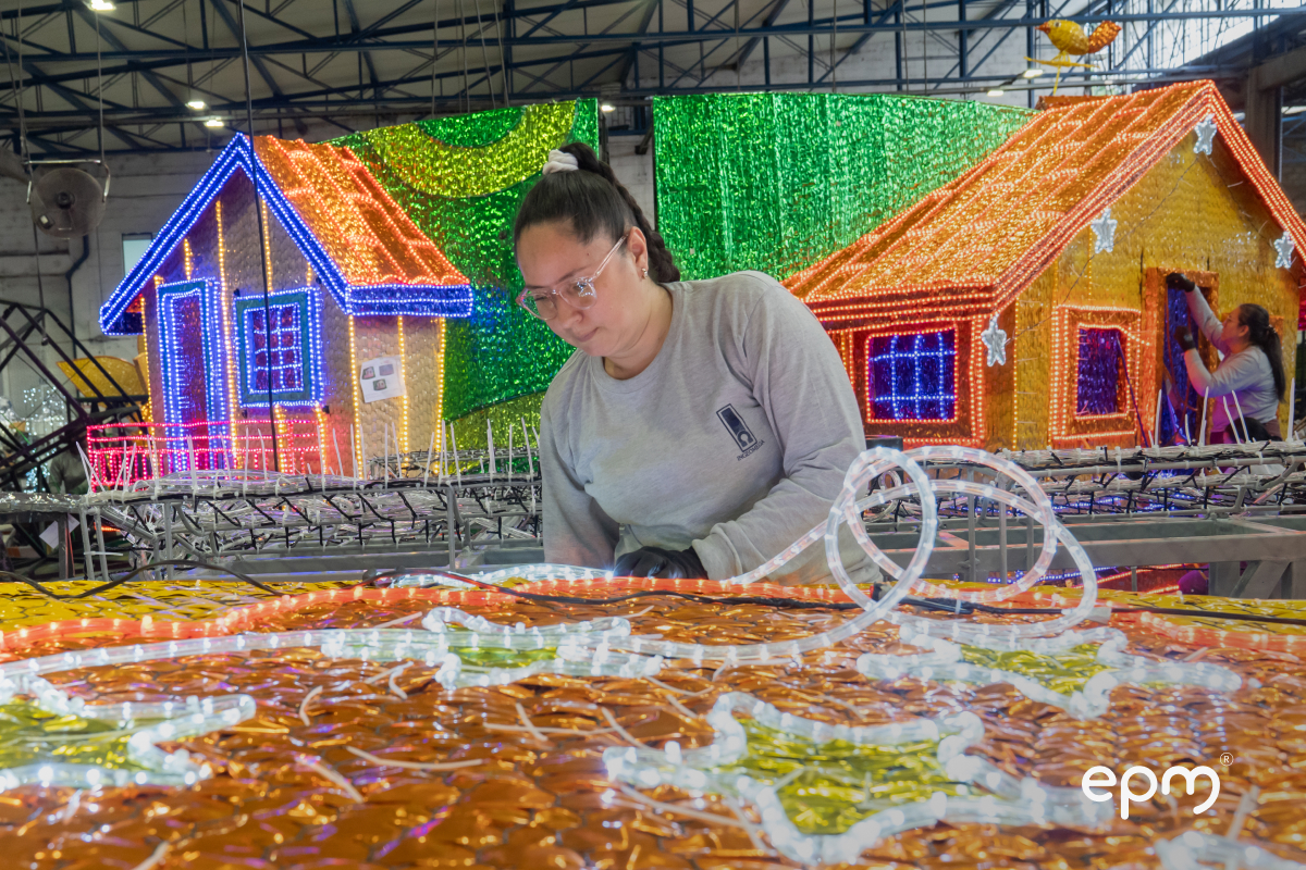 Fotografía de artesana de epm colocando luces a una figura de los alumbrados 2025