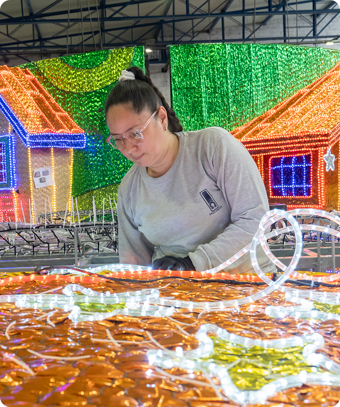 Fotografía de mujer artesana de los alumbrados 2025