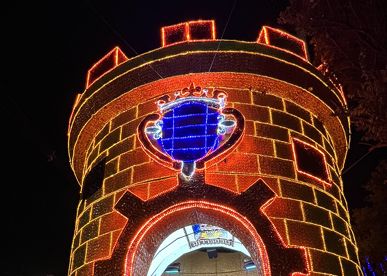 Alumbrado del castillo con el escudo de Medellín