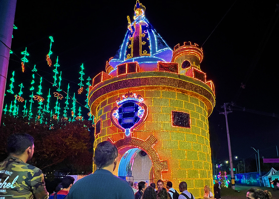 Alumbrado del castillo con el escudo de Medellín