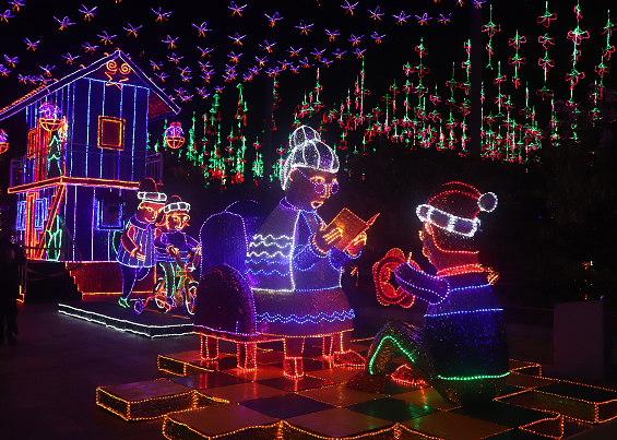 Alumbrado de abuela leyendo la novena navideña a su nieto