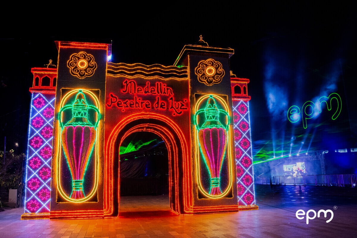 Fotografía de Alumbrados Navideños con la frase "Medellín pesebre de luz"