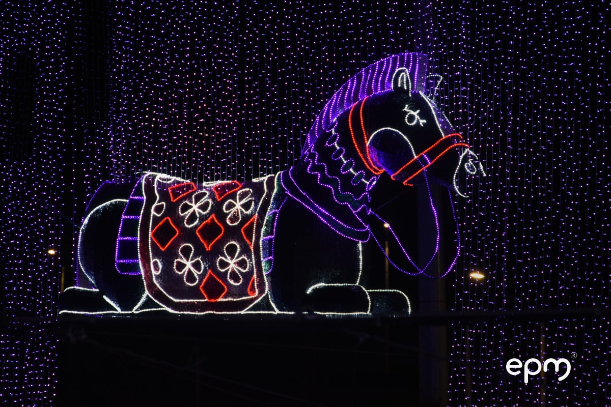 Fotografía alumbrados navideños con forma de caballo