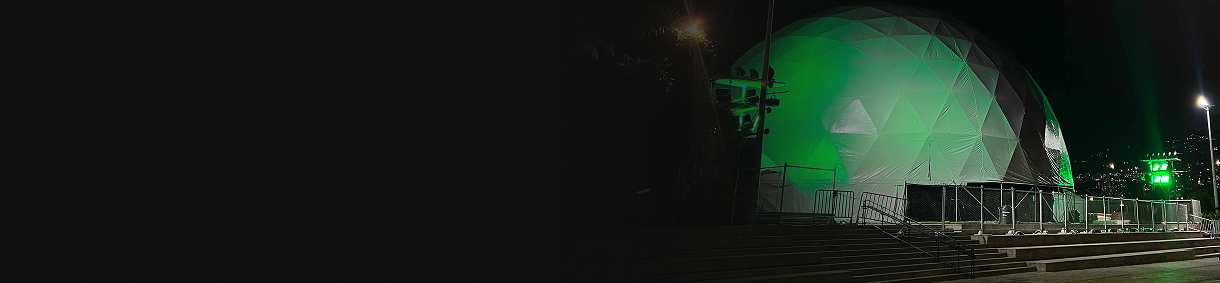 Fotografía nocturna del domo experiencia inmersiva del alumbrado 2025 EPM