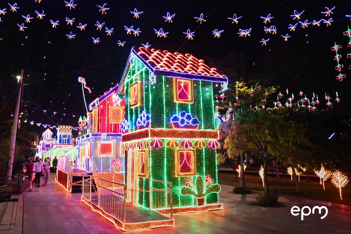 Fotografía del alumbrado de navideño de las casas tradicionales de antioquia