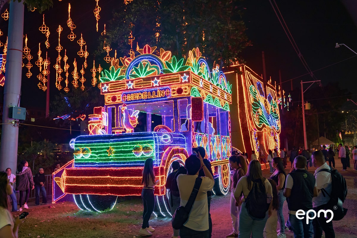 Fotografía de chiva tradicional colombiana en los alumbrados 2025