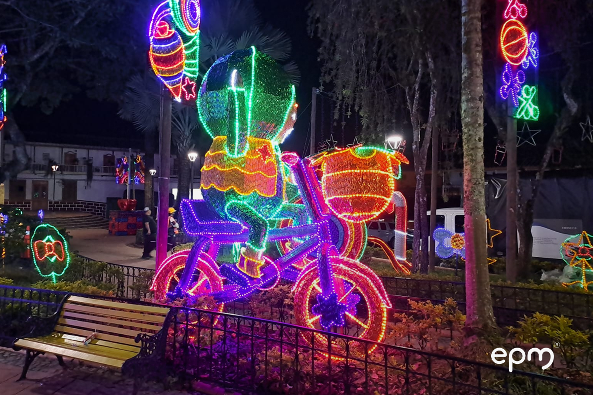 Fotografía de figura navideña alumbrando en el parque de Carolina del Príncipe