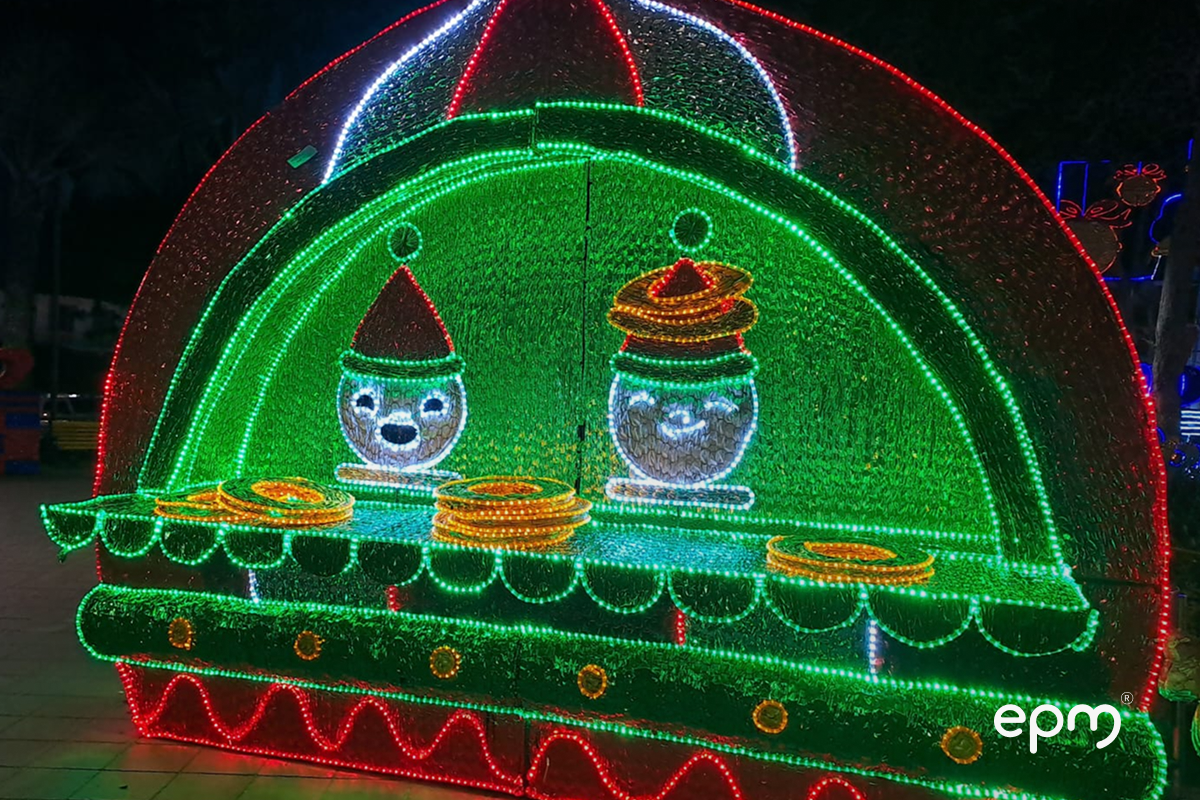 Fotografía de figura navideña´de color verde con líneas rojas alumbrando en el parque de Carolina del Príncipe