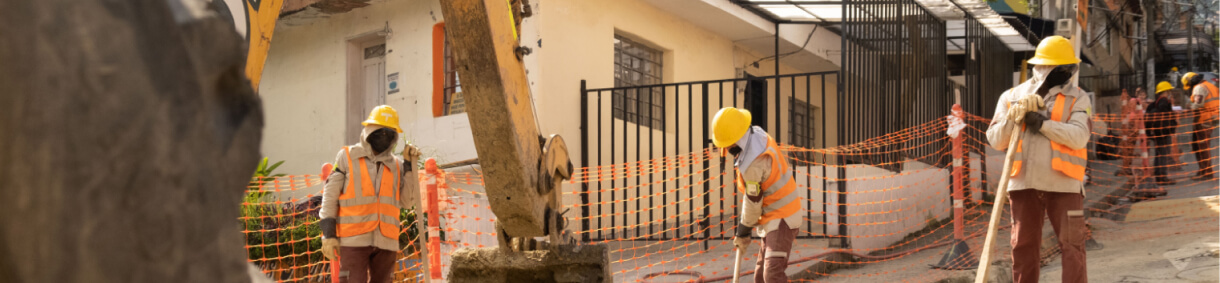 Fotografía de trabajadores de EPM cumpliendo su labor