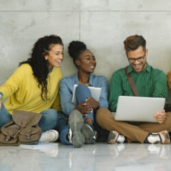Para estudiantes universitarios, El acceso a esta información contiene a 3 personas en un ambiente estudiantil 