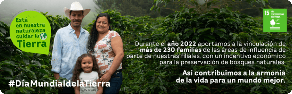 Fotografía de familia sonriendo frente a la cámara 
