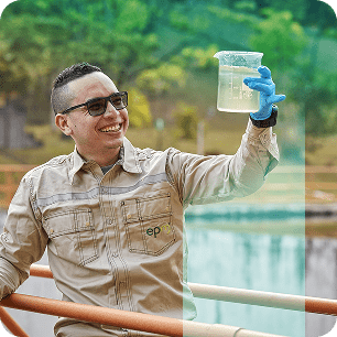 Fotografía de trabajador de EPM, revisando la calidad del agua en una planta de planta de saneamiento de agua