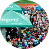 Imagen de personas realizando una actividad bajo una carpa que tiene el logo de epm