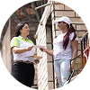 Imagen de funcionaria de epm hablando con una mujer en la puerta de su casa