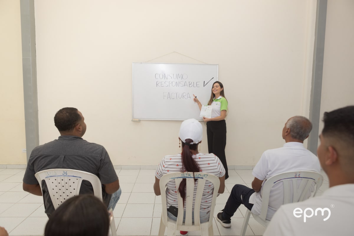 Imagen de Funcionaria de epm realizando una charla sobre servicios públicos domiciliarios