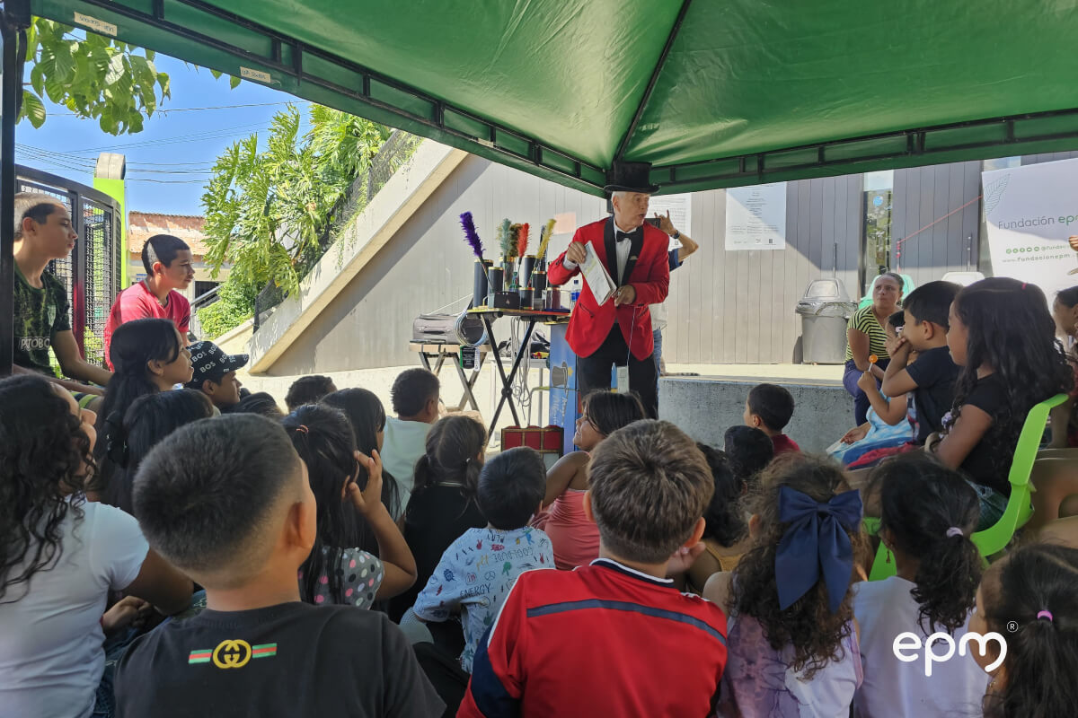Fotografía de niños disfrutando de un show de magia organizado por la EPM.