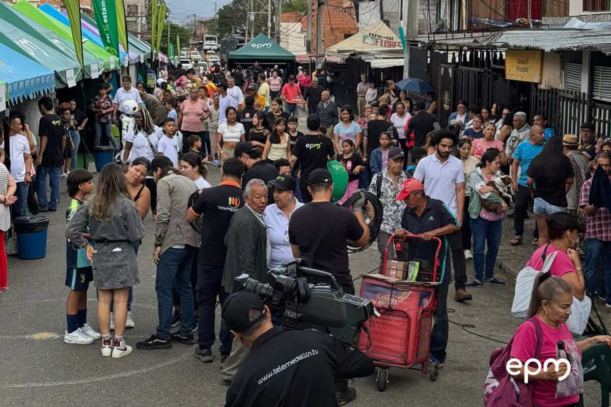 Fotografía de un evento realizado por EPM con un gran aforo de personas en las calles.